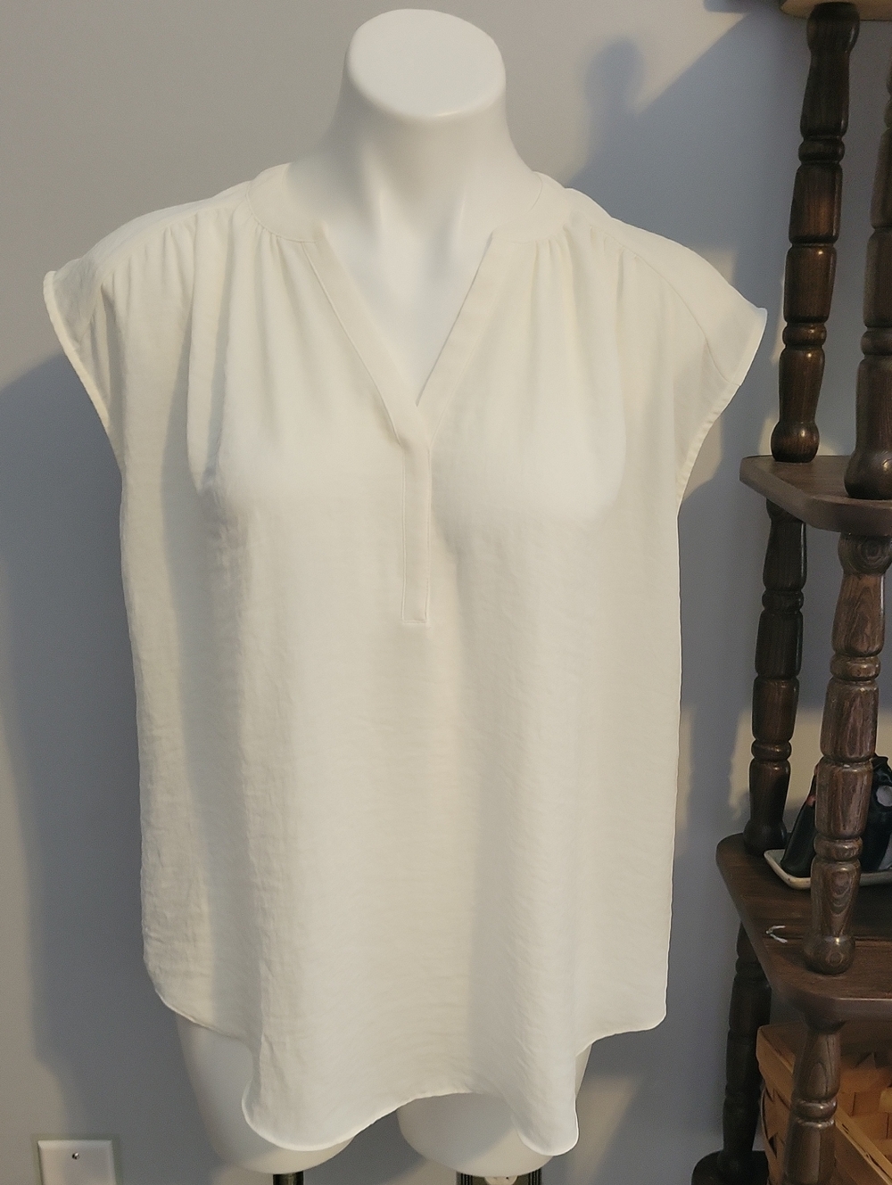 Worthington Cream Split V-Neck Cap Sleeve Blouse...size Medium